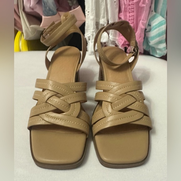 Frye and Co. Soft Nude Tan Strappy Chunky Heel Sandals Size 6 - Picture 3 of 9